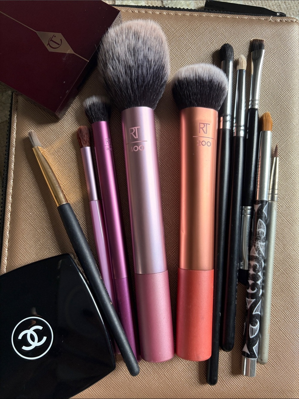 Bundle of 10 makeup brushes